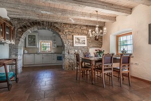 Vila família, vários quartos, ao lado da montanha (Pool Villa Lavanda) | Opções para refeição