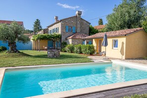 Familie villa, meerdere slaapkamers, uitzicht op gebergte (Pool Villa Lavanda) | Zwembad | Een seizoensgebonden buitenzwembad en ligstoelen