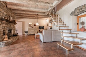 Televisión de pantalla plana, chimenea, estéreo