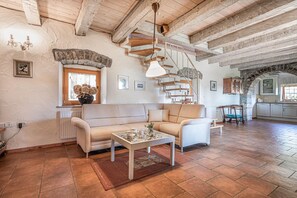 Familie villa, meerdere slaapkamers, uitzicht op gebergte (Pool Villa Lavanda) | Woonruimte | Een 21-inch flatscreentelevisie met digitale zenders en televisie
