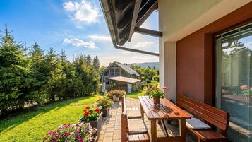 Family Chalet, Multiple Bedrooms, Mountainside (Sunny Weekend Sauna House) | Outdoor dining