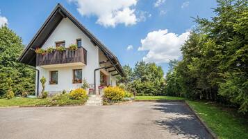 Familjestuga - flera sovrum - intill bergen (Sunny Weekend Sauna House) | Exteriör