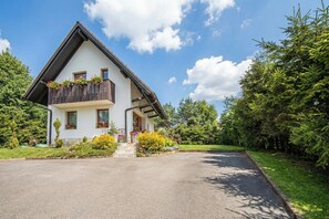 Familjestuga - flera sovrum - intill bergen (Sunny Weekend Sauna House) | Exteriör