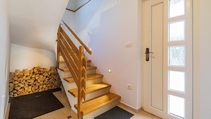 Family Chalet, 3 Bedrooms, Balcony, Mountainside (Sunny Weekend Sauna House) | Bahagian dalam