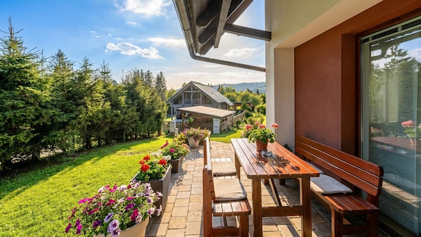 Family Chalet, 3 Bedrooms, Balcony, Mountainside (Sunny Weekend Sauna House) | Tempat makan luar