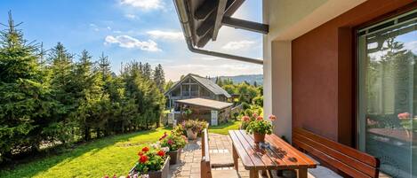 Family Chalet, Multiple Bedrooms, Mountainside (Sunny Weekend Sauna House) | Outdoor dining