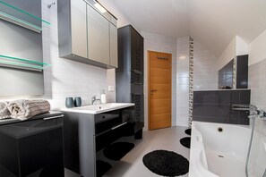Family Chalet, Multiple Bedrooms, Mountainside (Sunny Weekend Sauna House) | Bathroom