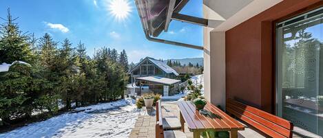 Family Chalet, Multiple Bedrooms, Mountainside (Sunny Weekend Sauna House) | Outdoor dining