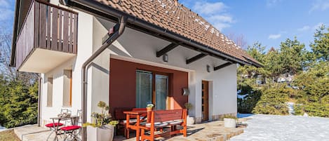 ชาเลท์สำหรับครอบครัว, หลายห้องนอน, ติดภูเขา (Sunny Weekend Sauna House) | รับประทานอาหารกลางแจ้ง
