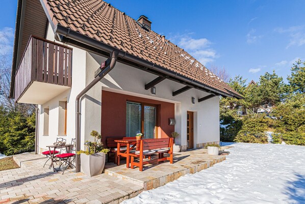 Family Chalet, Multiple Bedrooms, Mountainside (Sunny Weekend Sauna House) | Outdoor dining
