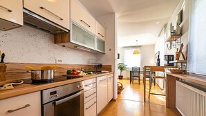 Family Chalet, 3 Bedrooms, Balcony, Mountainside (Sunny Weekend Sauna House) | Dapur peribadi | Meja makan 