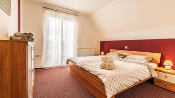 Family Chalet, Multiple Bedrooms, Mountainside (Sunny Weekend Sauna House) | 3 bedrooms, free WiFi, bed sheets