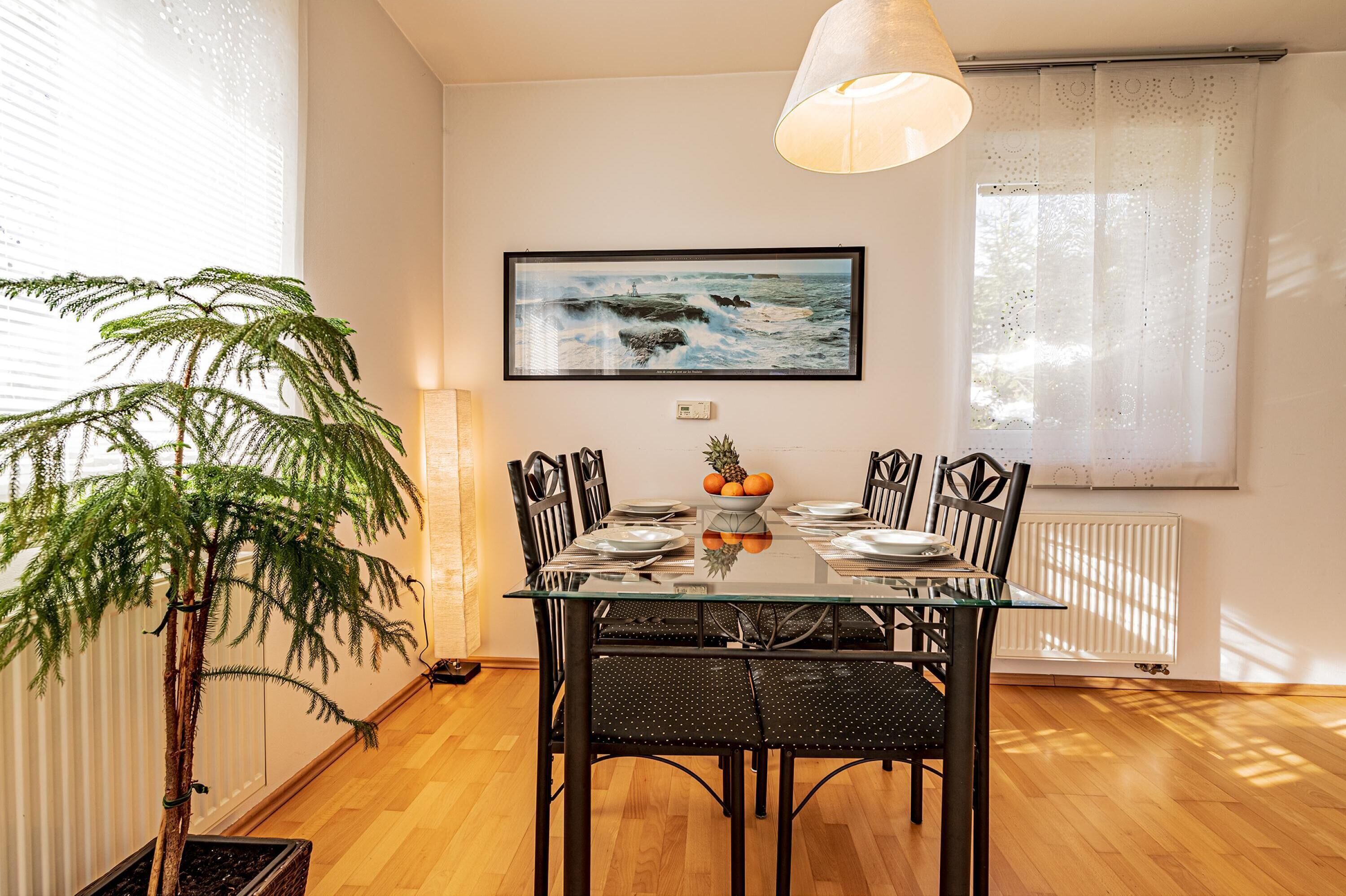 Nhà gỗ dành cho gia đình, nhiều phòng ngủ, cạnh núi (Sunny Weekend Sauna House) | Khu ăn uống