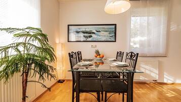 Nhà gỗ dành cho gia đình, nhiều phòng ngủ, cạnh núi (Sunny Weekend Sauna House) | Khu ăn uống