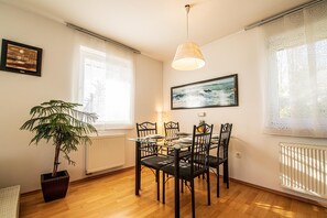 Family Chalet, 3 Bedrooms, Mountainside (Sunny Weekend Sauna House) | Dining