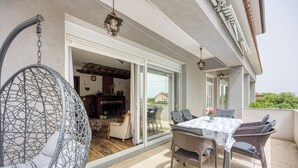 Căn hộ dành cho gia đình, 3 phòng ngủ, 2 phòng tắm (Pool & Garden Apartment Bakija) | Khu ẩm thực ngoài trời