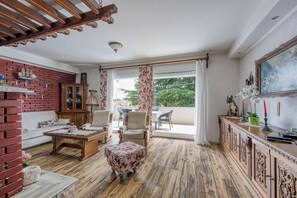 Appartement familial, 3 chambres, 2 salles de bains (Pool Apartment Bakija) | Aire de séjour | Téléviseur