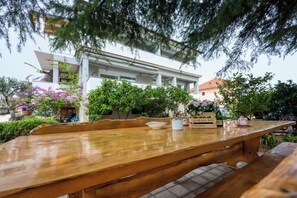 Apartamento família, vários quartos, 2 banheiros (Pool Apartment Bakija) | Opções para refeição ao ar livre