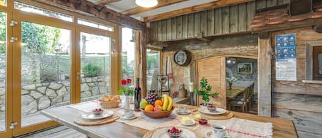 Chalet Familial, 3 chambres, cheminée, côté montagne (Bahor Heritage Stay & Jacuzzi) | Restauration