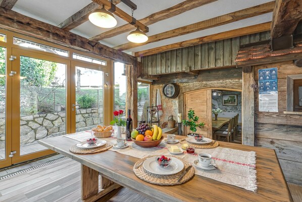 Chalet familiar, varias habitaciones, junto a la montaña (Homestead Bahor With Whirlpool) | Restaurantes