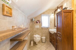 Familienchalet, 3 Schlafzimmer, Kamin, Bergseite (Homestead Bahor With Whirlpool) | Badezimmer