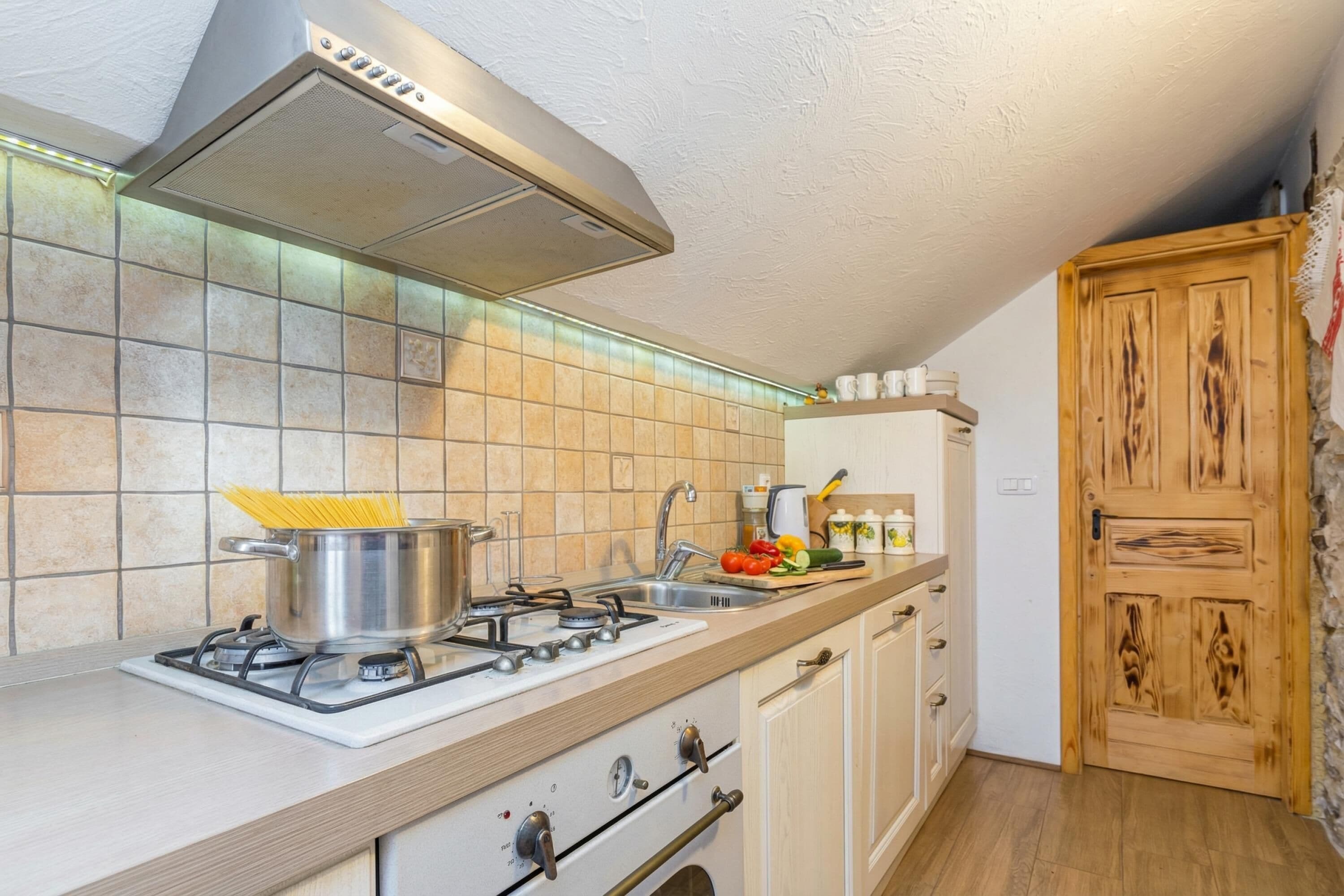 Refrigerador, horno, placa de cocina, lavavajillas