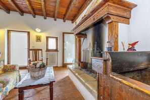 Family Villa, Multiple Bedrooms, Mountainside (Villa Formaga- relax and view lake) | Living room