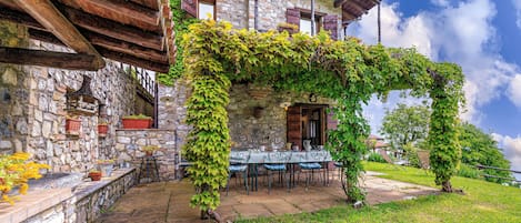 Familienvilla, Mehrere Schlafzimmer, Bergseite (Villa Formaga | Stunning View&Garden) | Speisen im Freien