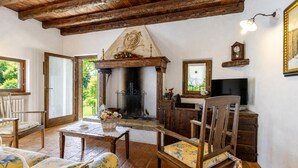 Un interior rústico con chimenea, muebles de madera y televisor.