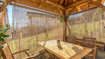 Nhà dành cho gia đình, 2 phòng ngủ, cạnh núi (Vineyard Cottage Bahor) | Khu ẩm thực ngoài trời