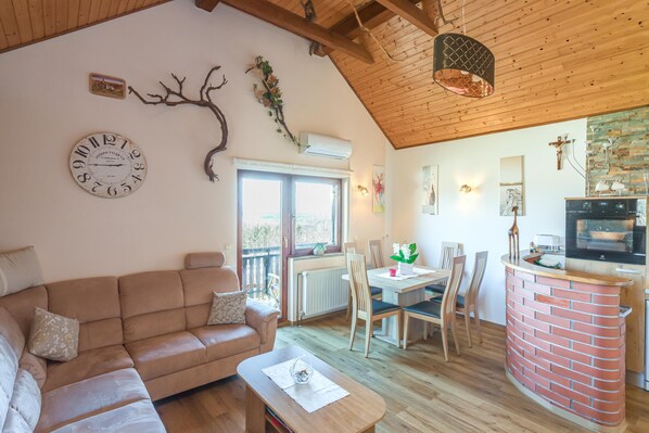 Casa familiar, varias habitaciones, junto a la montaña (Vineyard Cottage Bahor) | Área de sala de estar | Televisión de pantalla plana, chimenea y estéreo