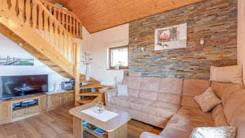 Family House, 2 Bedrooms, Mountainside (Vineyard Cottage Bahor) | Ruang tamu | 21 inci televisyen skrin rata dengan satelit, pendiangan, stereo