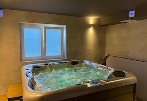 Indoor spa tub - Luxury Villa Lovran (Lovran)