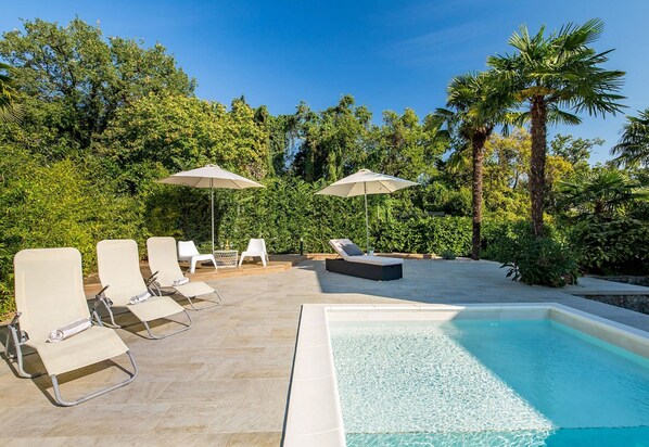 Kauden mukainen ulkouima-allas, lämmitetty uima-allas