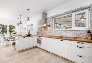 Perhehuvila, useita sänkyjä, puutarha-alue (Luxury Villa Lovran) | Yksityinen keittiö | Jääkaappi, mikroaaltouuni, uuni, liesi