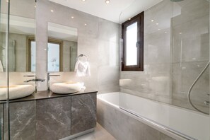 Villa | Badezimmer | Haartrockner, Handtücher