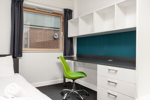 Schreibtisch, laptopgeeigneter Arbeitsplatz, kostenloses WLAN