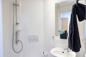 Dusche, kostenlose Toilettenartikel, Handtücher