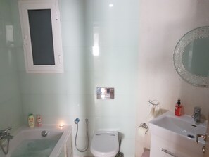 Ensemble douche/baignoire, baignoire à jets, sèche-cheveux