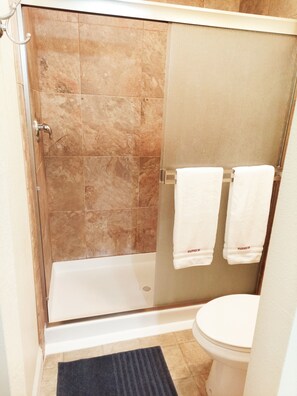 Shower, rainfall showerhead, free toiletries, hair dryer