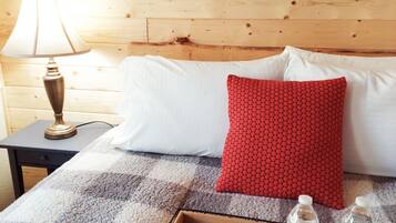 Deluxe Queen Bed | Ylelliset vuodevaatteet, untuvapeitot, ilmainen Wi-Fi, vuodevaatteet