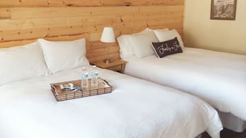 Deluxe Queen Bed and Deluxe Double Bed | 高級寝具、羽毛の掛け布団、WiFi (無料)、ベッドシーツ