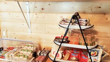 朝食 (コンチネンタル ブレックファスト)、毎日提供 (無料)