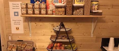 En frukostbuffé med flingor, spannmålsblandningar och bakverk.