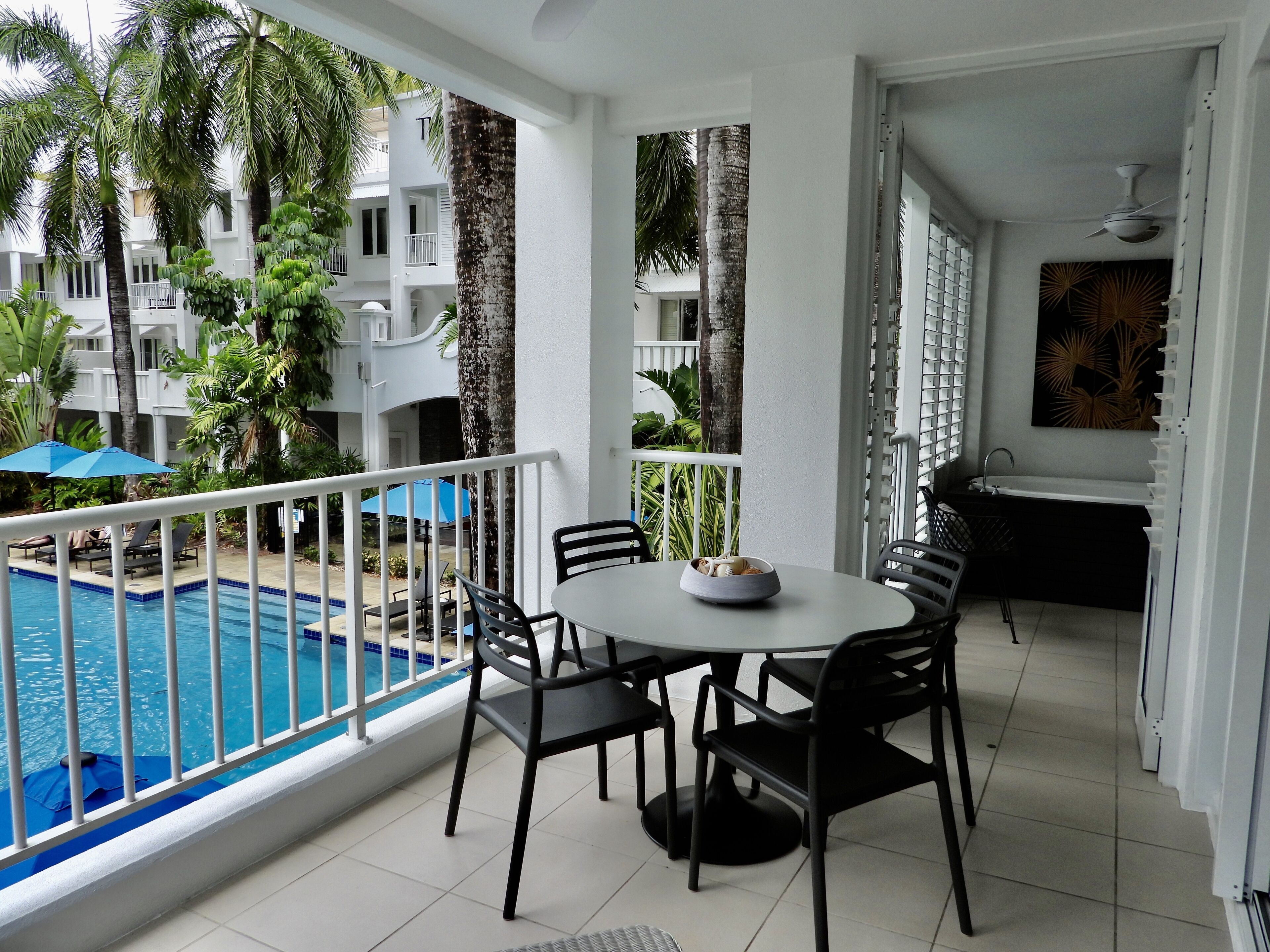 Luxurious 2.5 Bed APT with Fab Beach Club Resort Views — image 15