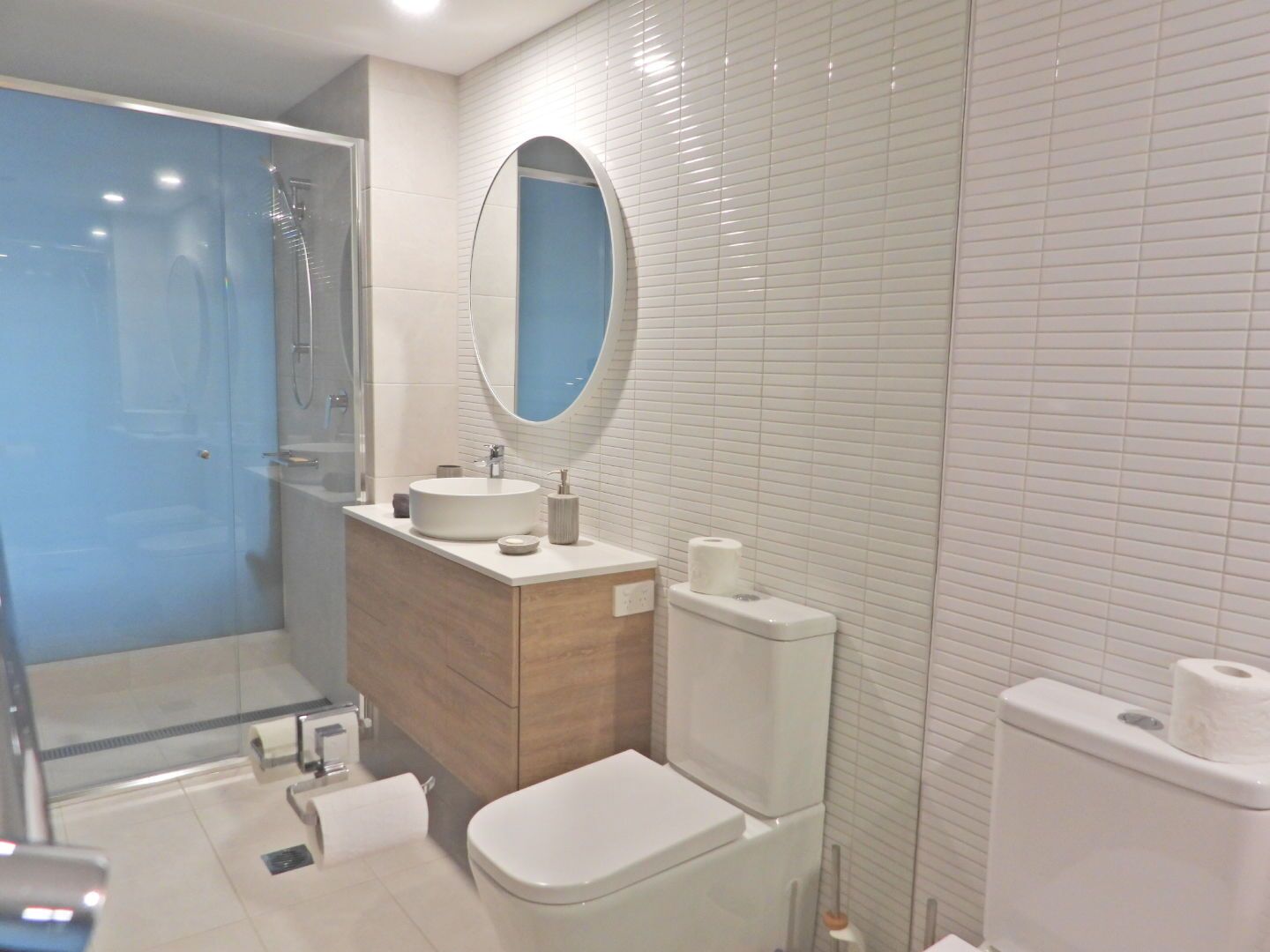 Luxurious 2.5 Bed APT with Fab Beach Club Resort Views — image 9