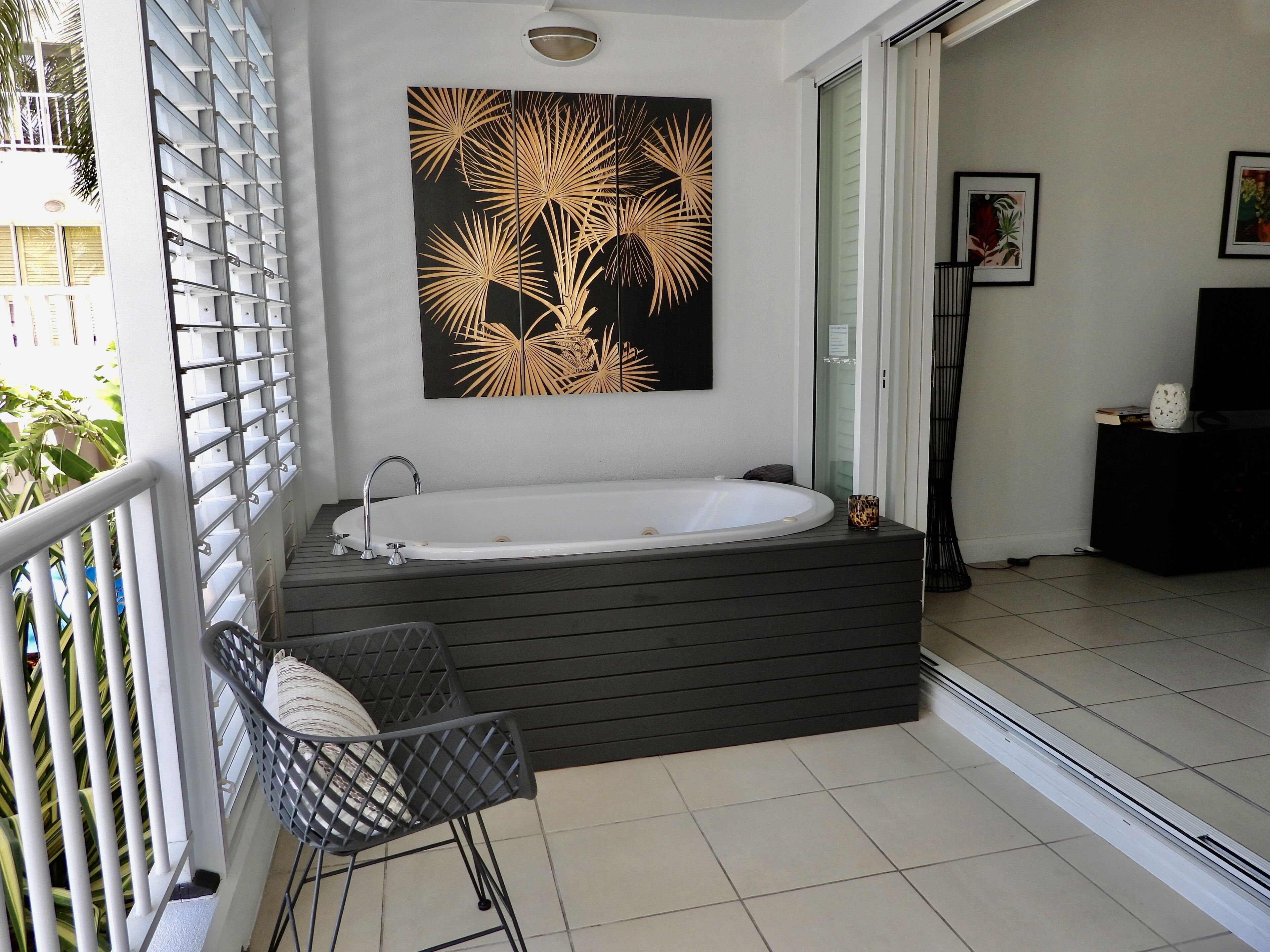 Luxurious 2.5 Bed APT with Fab Beach Club Resort Views — image 3