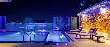 Piscine couverte, chaises longues