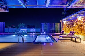 Piscine couverte, chaises longues