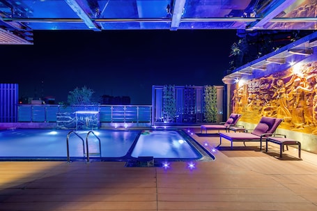 Indoor pool, sun loungers